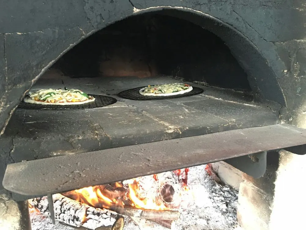 石窯で焼くピザ