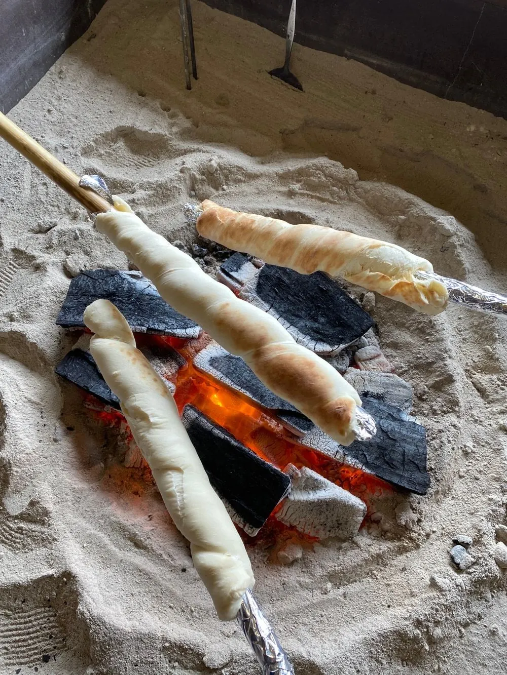 炭火で焼く棒パン