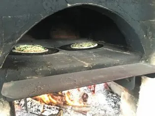 石窯で焼くピザ